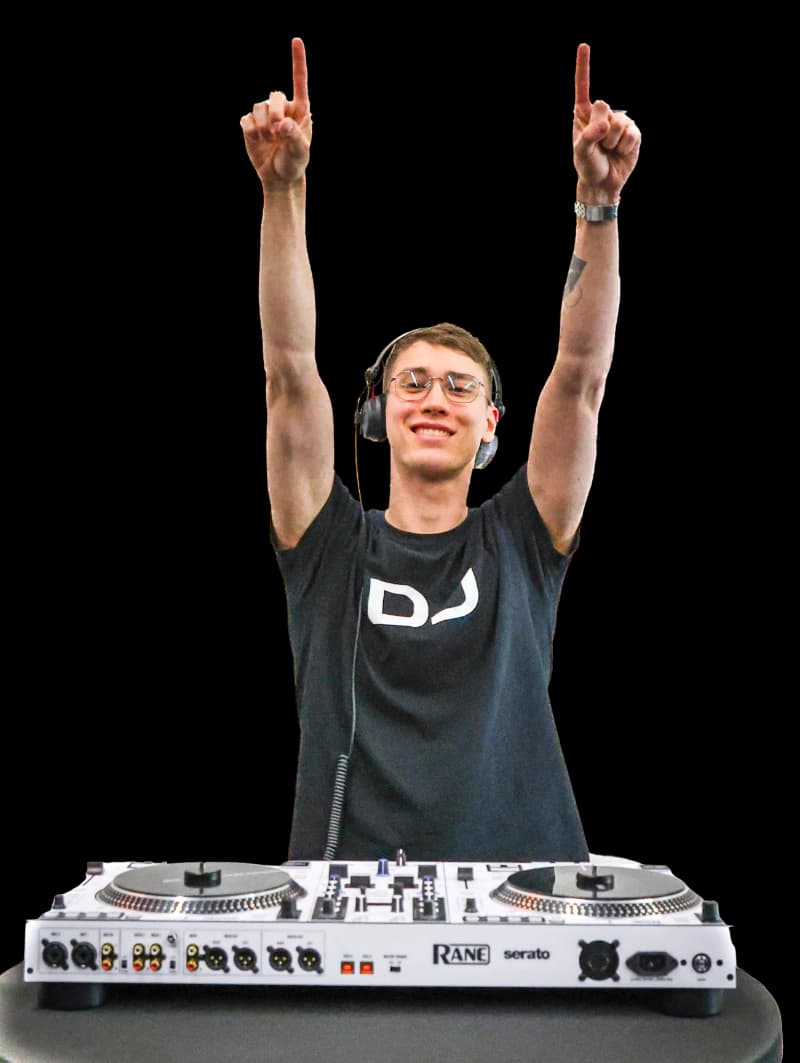 DJ mit erhobenen Händen hinter seinem DJ-Controller